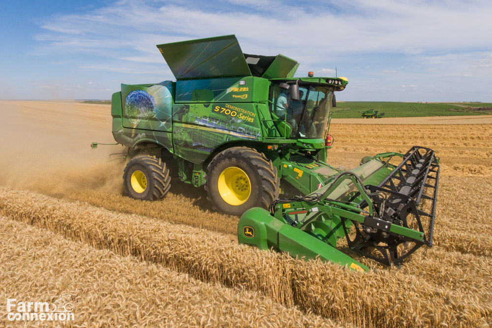 JOHN DEERE S700