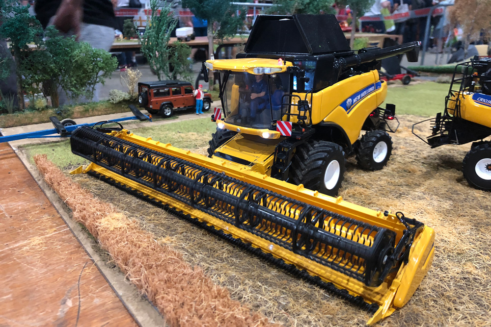 NEW HOLLAND CR 9090 Fabriqué par Universal Hobbies - Echelle 1/32