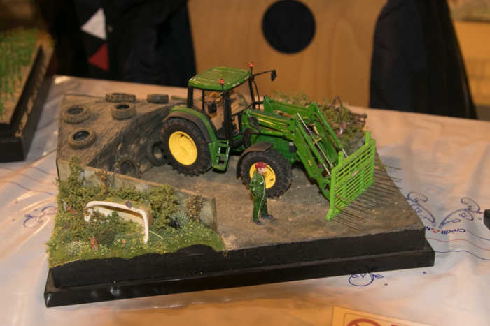 Fontaines. Troisième salon de la miniature agricole, aujourd'hui.. Un  créateur hors champ