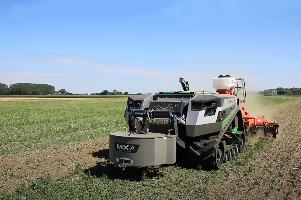 Cultures high-tech – Avec sa nouvelle machine, Ecorobotix sème les graines  d'une agriculture plus verte