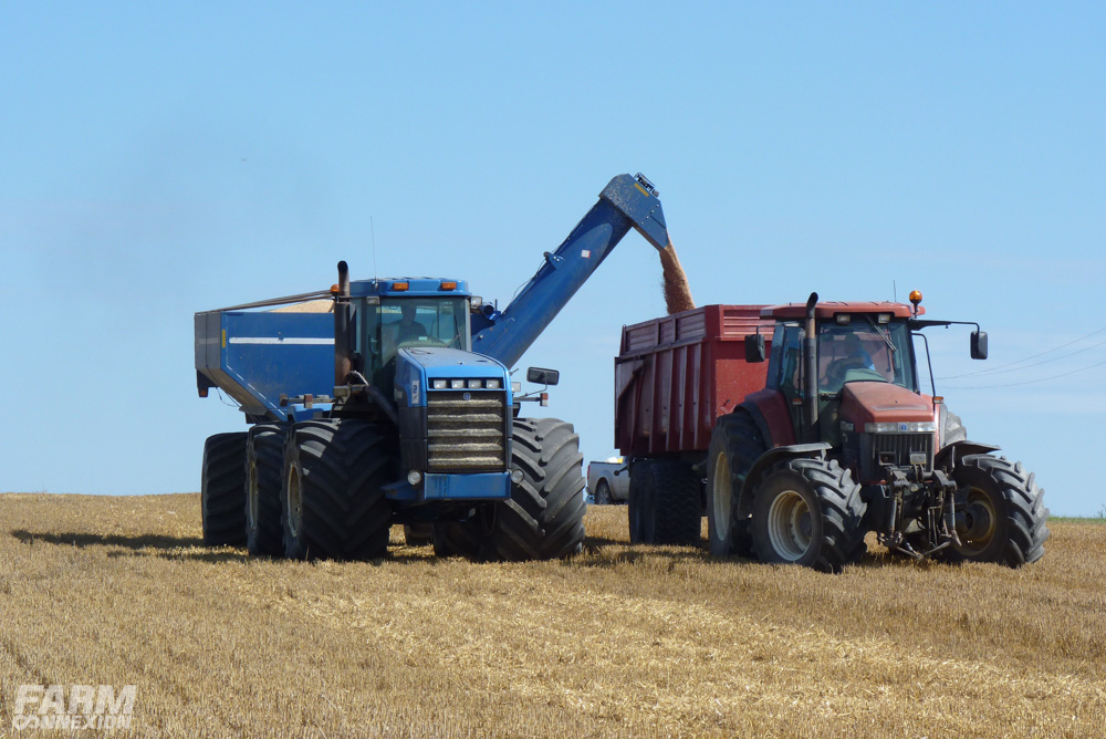 VIDEO] New Holland 9682, Kinze 850 : La Blue Touche – FARM Connexion