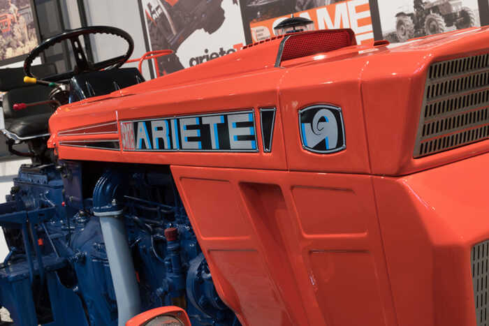 Same expose un tracteur Ariete de 1969 dans son musée italien