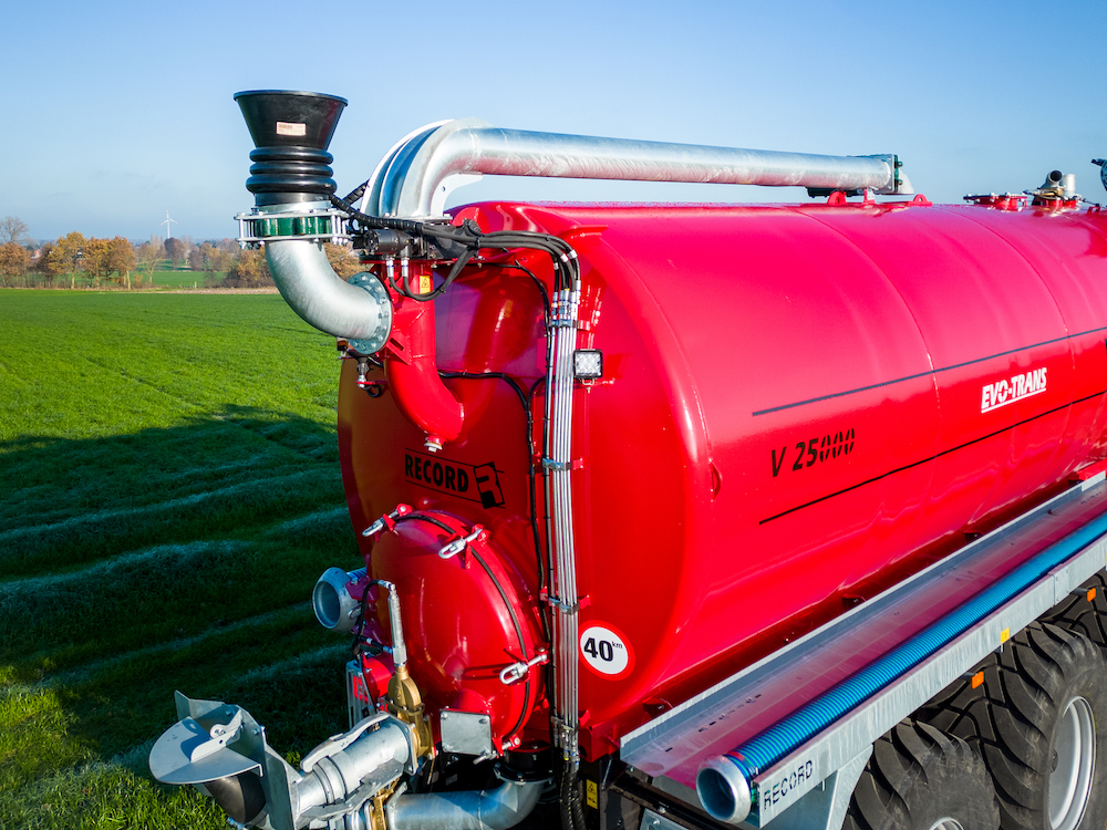 Record Trailers : Une cuve de ravitaillement de 25.000 litres – FARM  Connexion