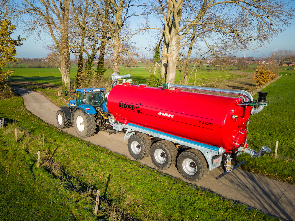 Record Trailers : Une cuve de ravitaillement de 25.000 litres – FARM  Connexion