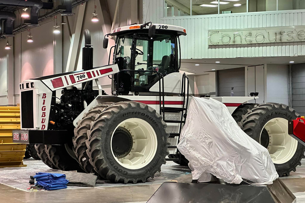 Le Big Bud 700 se dévoile à Conexpo FARM Connexion