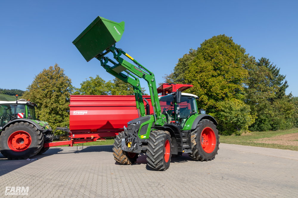 Tracteur fendt vario 211 avec chargeur et remorque